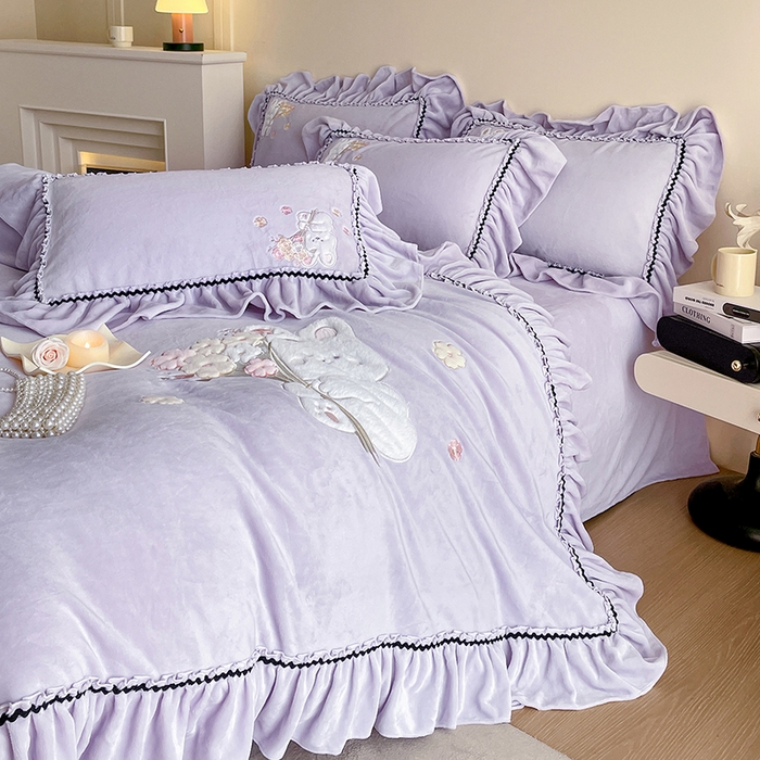 91家纺网 家纺一手货源 找家纺 畅畅家纺 2025新款轻奢高档冬季工艺款牛奶绒毛巾绣床单床笠四件套 梦境-浅紫