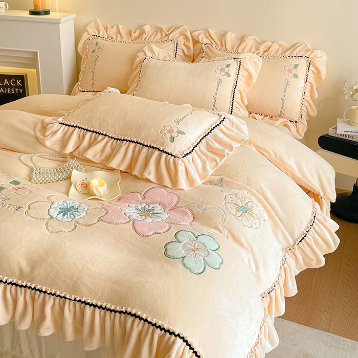 91家纺网 家纺一手货源 找家纺 畅畅家纺 2025新款轻奢高档冬季工艺款牛奶绒毛巾绣床单床笠四件套 花韵-浅米黄