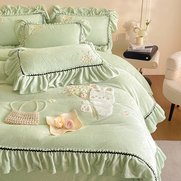 91家纺网 家纺一手货源 找家纺 畅畅家纺 2025新款轻奢高档冬季工艺款牛奶绒毛巾绣床单床笠四件套 梦境-青柠绿