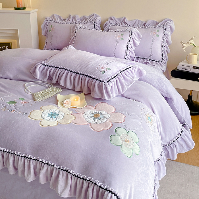 91家纺网 家纺一手货源 找家纺 畅畅家纺 2025新款轻奢高档冬季工艺款牛奶绒毛巾绣床单床笠四件套 花韵-浅紫