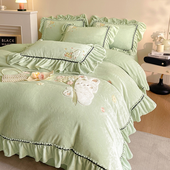 91家纺网 家纺一手货源 找家纺 畅畅家纺 2025新款轻奢高档冬季工艺款牛奶绒毛巾绣床单床笠四件套 梦境-青柠绿