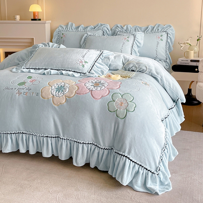 91家纺网 家纺一手货源 找家纺 畅畅家纺 2025新款轻奢高档冬季工艺款牛奶绒毛巾绣床单床笠四件套 花韵-浅蓝