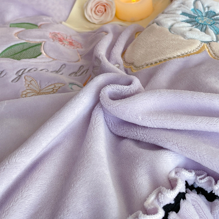 91家纺网 家纺一手货源 找家纺 畅畅家纺 2025新款轻奢高档冬季工艺款牛奶绒毛巾绣床单床笠四件套 花韵-浅紫