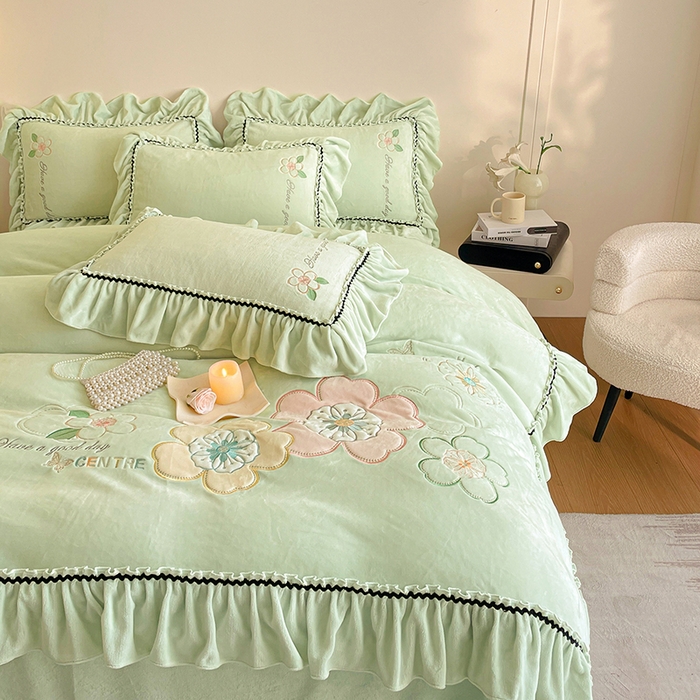 91家纺网 家纺一手货源 找家纺 畅畅家纺 2025新款轻奢高档冬季工艺款牛奶绒毛巾绣床单床笠四件套 花韵-青柠绿