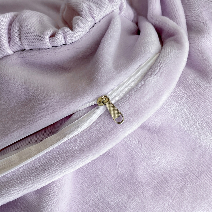 91家纺网 家纺一手货源 找家纺 畅畅家纺 2025新款轻奢高档冬季工艺款牛奶绒毛巾绣床单床笠四件套 蜜语-浅紫