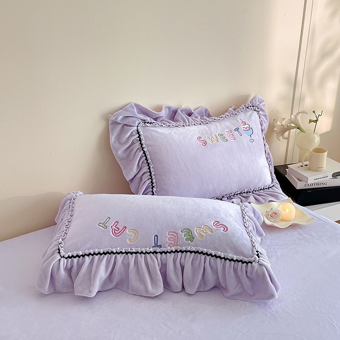 91家纺网 家纺一手货源 找家纺 畅畅家纺 2025新款轻奢高档冬季工艺款牛奶绒毛巾绣床单床笠四件套 蜜语-浅紫