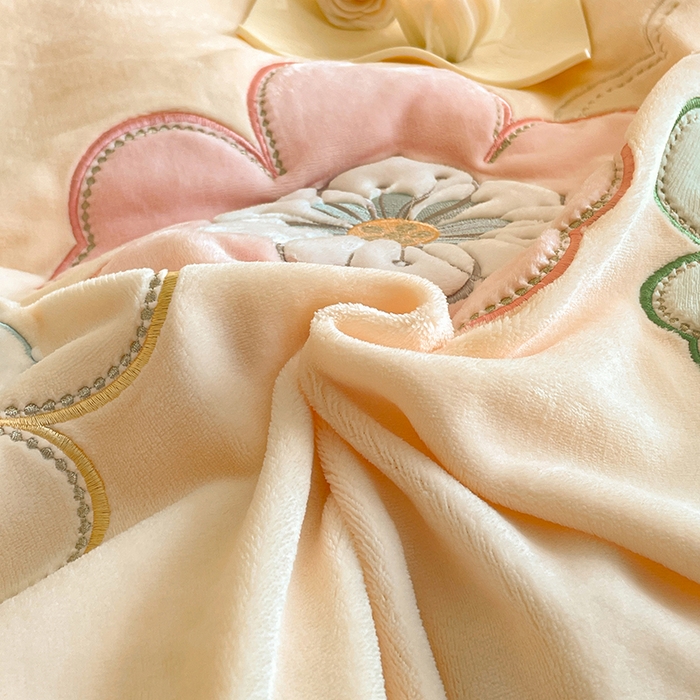 91家纺网 家纺一手货源 找家纺 畅畅家纺 2025新款轻奢高档冬季工艺款牛奶绒毛巾绣床单床笠四件套 花韵-浅米黄