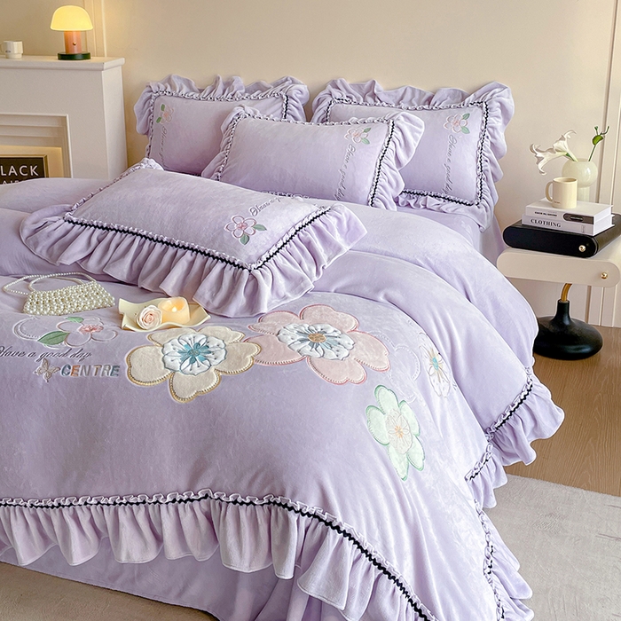 91家纺网 家纺一手货源 找家纺 畅畅家纺 2025新款轻奢高档冬季工艺款牛奶绒毛巾绣床单床笠四件套 花韵-浅紫