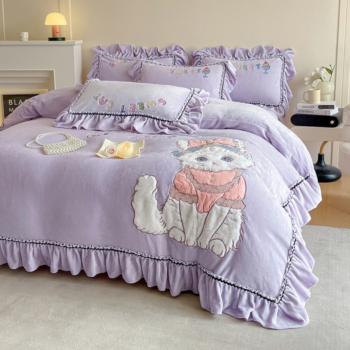 91家纺网 家纺一手货源 找家纺 畅畅家纺 2025新款轻奢高档冬季工艺款牛奶绒毛巾绣床单床笠四件套 蜜语-浅紫