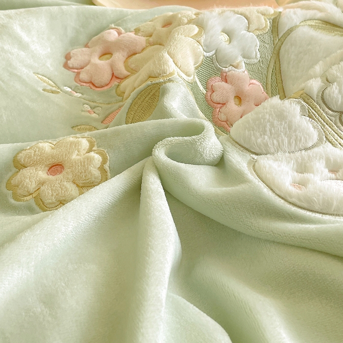 91家纺网 家纺一手货源 找家纺 畅畅家纺 2025新款轻奢高档冬季工艺款牛奶绒毛巾绣床单床笠四件套 梦境-青柠绿