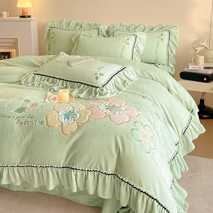 91家纺网 家纺一手货源 找家纺 畅畅家纺 2025新款轻奢高档冬季工艺款牛奶绒毛巾绣床单床笠四件套 花韵-青柠绿