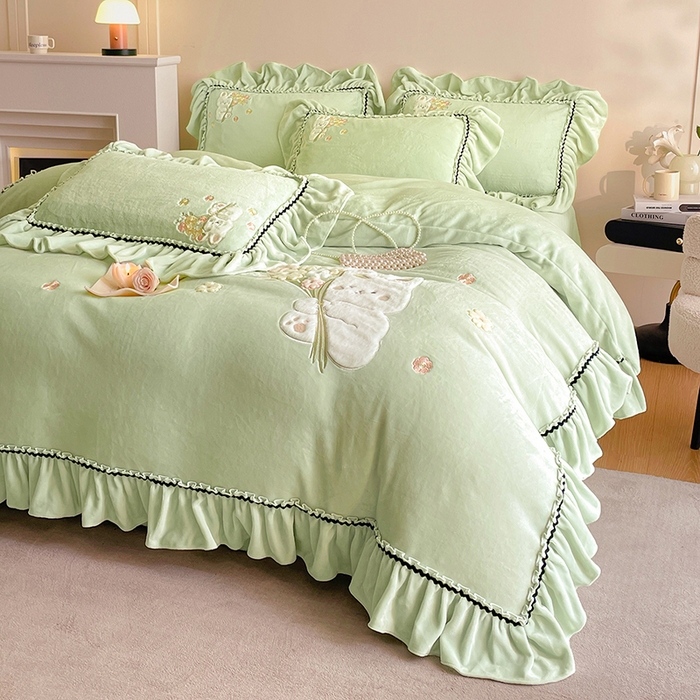 91家纺网 家纺一手货源 找家纺 畅畅家纺 2025新款轻奢高档冬季工艺款牛奶绒毛巾绣床单床笠四件套 梦境-青柠绿