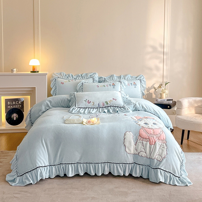 91家纺网 家纺一手货源 找家纺 畅畅家纺 2025新款轻奢高档冬季工艺款牛奶绒毛巾绣床单床笠四件套 蜜语-浅蓝