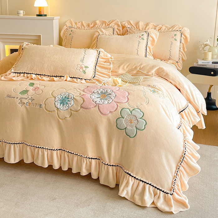 91家纺网 家纺一手货源 找家纺 畅畅家纺 2025新款轻奢高档冬季工艺款牛奶绒毛巾绣床单床笠四件套 花韵-浅米黄