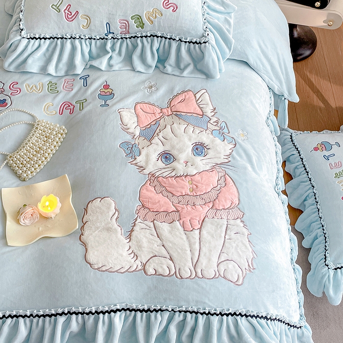 91家纺网 家纺一手货源 找家纺 畅畅家纺 2025新款轻奢高档冬季工艺款牛奶绒毛巾绣床单床笠四件套 蜜语-浅蓝