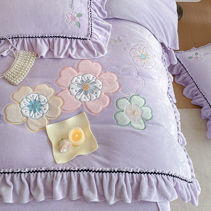 91家纺网 家纺一手货源 找家纺 畅畅家纺 2025新款轻奢高档冬季工艺款牛奶绒毛巾绣床单床笠四件套 花韵-浅紫