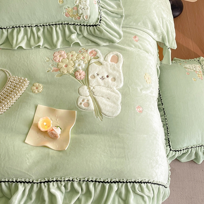 91家纺网 家纺一手货源 找家纺 畅畅家纺 2025新款轻奢高档冬季工艺款牛奶绒毛巾绣床单床笠四件套 梦境-青柠绿