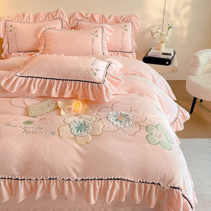 91家纺网 家纺一手货源 找家纺 畅畅家纺 2025新款轻奢高档冬季工艺款牛奶绒毛巾绣床单床笠四件套 花韵-樱花粉