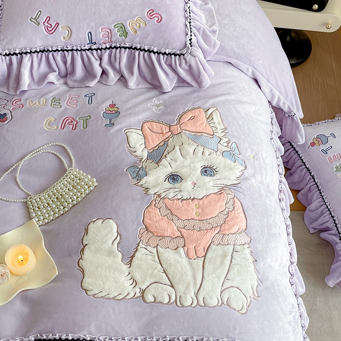 91家纺网 家纺一手货源 找家纺 畅畅家纺 2025新款轻奢高档冬季工艺款牛奶绒毛巾绣床单床笠四件套 蜜语-浅紫