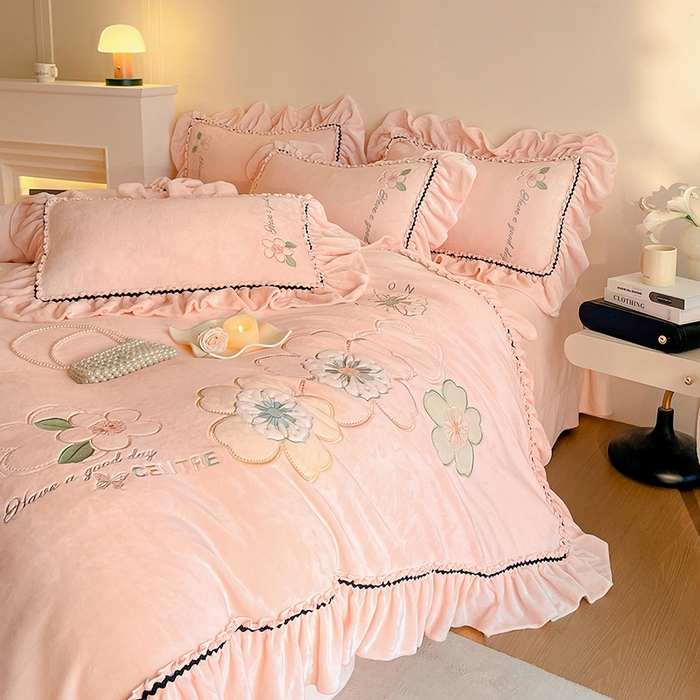 91家纺网 家纺一手货源 找家纺 畅畅家纺 2025新款轻奢高档冬季工艺款牛奶绒毛巾绣床单床笠四件套 花韵-樱花粉