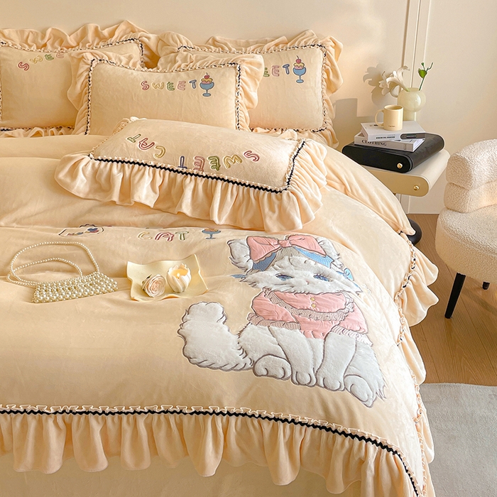 91家纺网 家纺一手货源 找家纺 畅畅家纺 2025新款轻奢高档冬季工艺款牛奶绒毛巾绣床单床笠四件套 蜜语-浅米黄