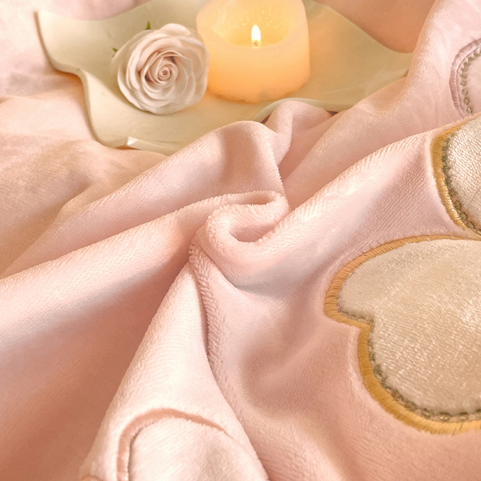 91家纺网 家纺一手货源 找家纺 畅畅家纺 2025新款轻奢高档冬季工艺款牛奶绒毛巾绣床单床笠四件套 花韵-樱花粉