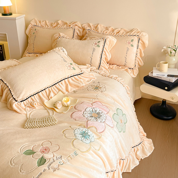 91家纺网 家纺一手货源 找家纺 畅畅家纺 2025新款轻奢高档冬季工艺款牛奶绒毛巾绣床单床笠四件套 花韵-浅米黄