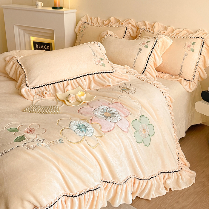 91家纺网 家纺一手货源 找家纺 畅畅家纺 2025新款轻奢高档冬季工艺款牛奶绒毛巾绣床单床笠四件套 花韵-浅米黄