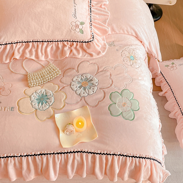 91家纺网 家纺一手货源 找家纺 畅畅家纺 2025新款轻奢高档冬季工艺款牛奶绒毛巾绣床单床笠四件套 花韵-樱花粉