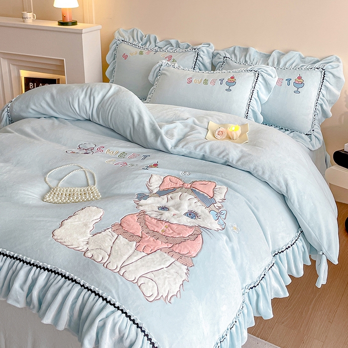 91家纺网 家纺一手货源 找家纺 畅畅家纺 2025新款轻奢高档冬季工艺款牛奶绒毛巾绣床单床笠四件套 蜜语-浅蓝
