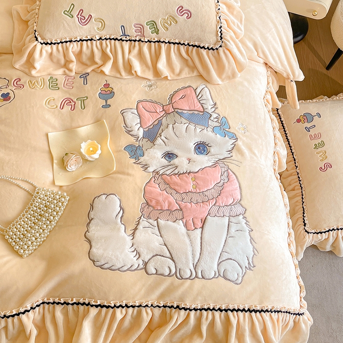 91家纺网 家纺一手货源 找家纺 畅畅家纺 2025新款轻奢高档冬季工艺款牛奶绒毛巾绣床单床笠四件套 蜜语-浅米黄