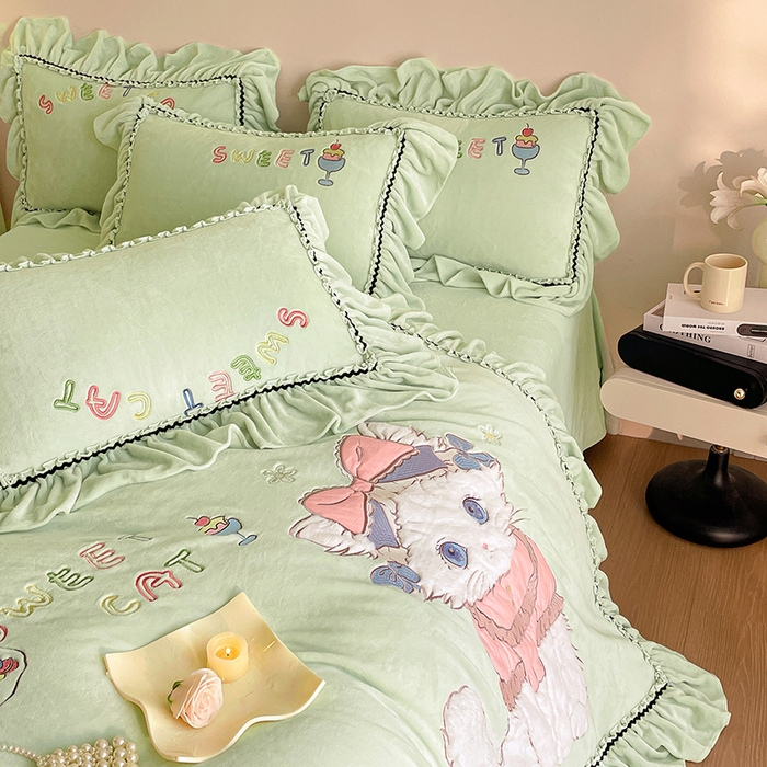 91家纺网 家纺一手货源 找家纺 畅畅家纺 2025新款轻奢高档冬季工艺款牛奶绒毛巾绣床单床笠四件套 蜜语-青柠绿