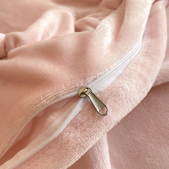 91家纺网 家纺一手货源 找家纺 畅畅家纺 2025新款轻奢高档冬季工艺款牛奶绒毛巾绣床单床笠四件套 花韵-樱花粉