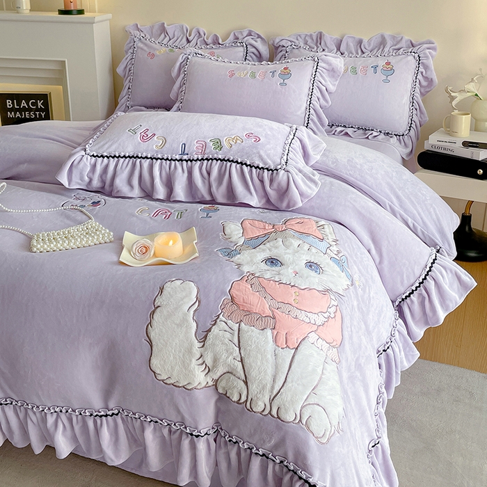 91家纺网 家纺一手货源 找家纺 畅畅家纺 2025新款轻奢高档冬季工艺款牛奶绒毛巾绣床单床笠四件套 蜜语-浅紫