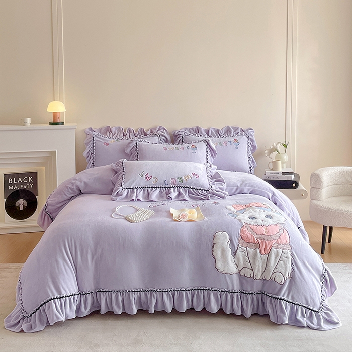 91家纺网 家纺一手货源 找家纺 畅畅家纺 2025新款轻奢高档冬季工艺款牛奶绒毛巾绣床单床笠四件套 蜜语-浅紫