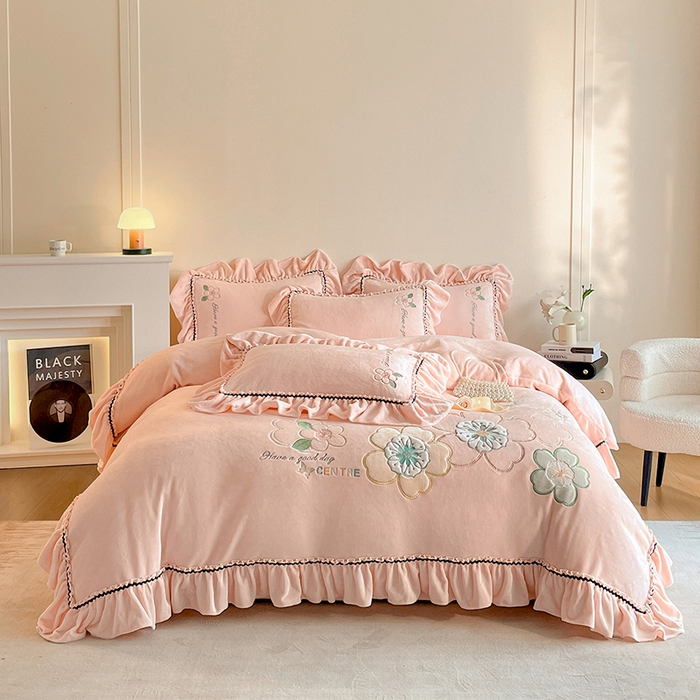 91家纺网 家纺一手货源 找家纺 畅畅家纺 2025新款轻奢高档冬季工艺款牛奶绒毛巾绣床单床笠四件套 花韵-樱花粉