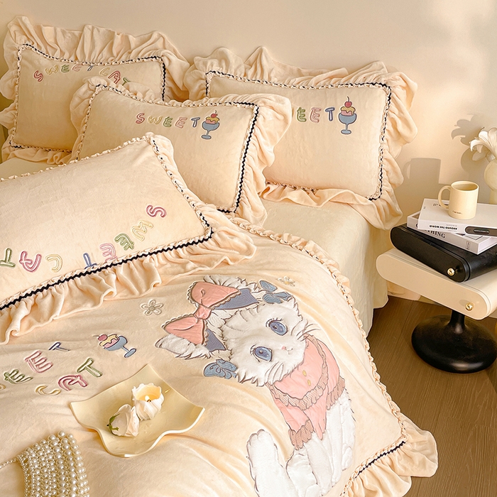 91家纺网 家纺一手货源 找家纺 畅畅家纺 2025新款轻奢高档冬季工艺款牛奶绒毛巾绣床单床笠四件套 蜜语-浅米黄