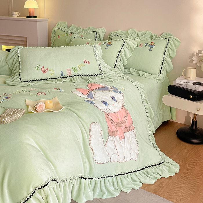 91家纺网 家纺一手货源 找家纺 畅畅家纺 2025新款轻奢高档冬季工艺款牛奶绒毛巾绣床单床笠四件套 蜜语-青柠绿