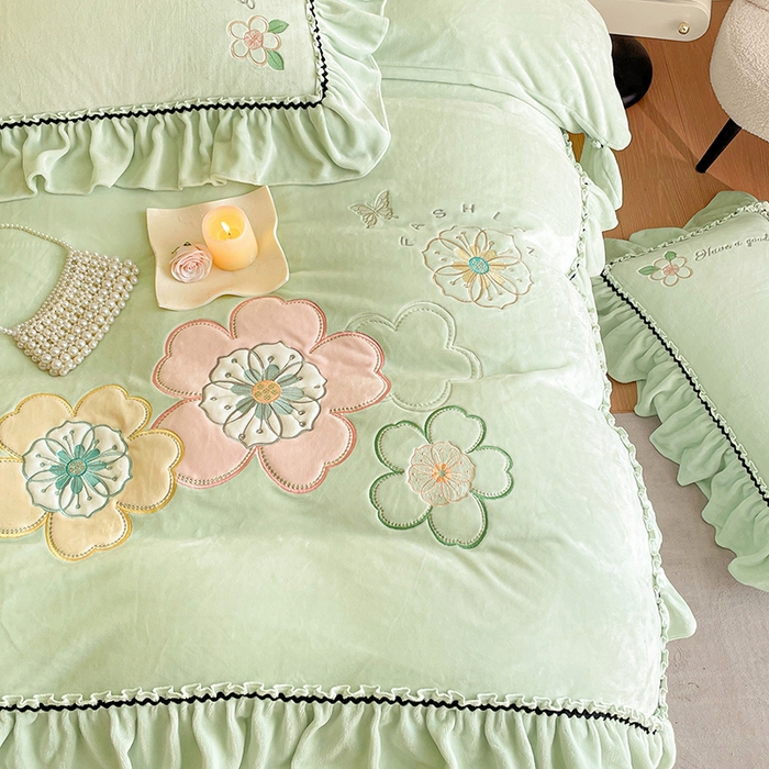 91家纺网 家纺一手货源 找家纺 畅畅家纺 2025新款轻奢高档冬季工艺款牛奶绒毛巾绣床单床笠四件套 花韵-青柠绿