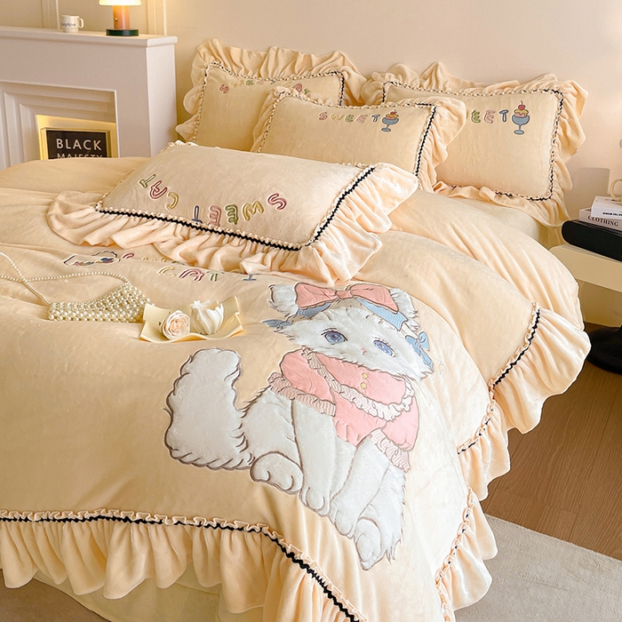 91家纺网 家纺一手货源 找家纺 畅畅家纺 2025新款轻奢高档冬季工艺款牛奶绒毛巾绣床单床笠四件套 蜜语-浅米黄