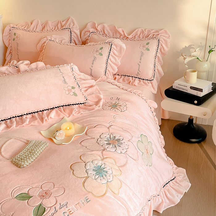 91家纺网 家纺一手货源 找家纺 畅畅家纺 2025新款轻奢高档冬季工艺款牛奶绒毛巾绣床单床笠四件套 花韵-樱花粉