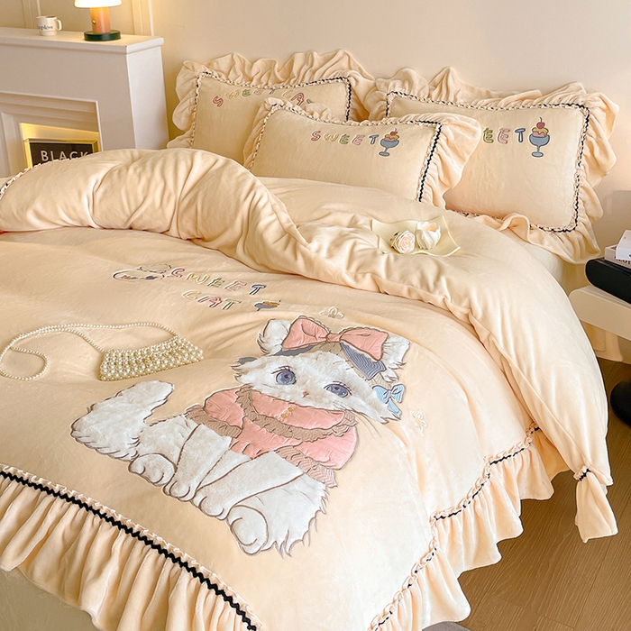 91家纺网 家纺一手货源 找家纺 畅畅家纺 2025新款轻奢高档冬季工艺款牛奶绒毛巾绣床单床笠四件套 蜜语-浅米黄