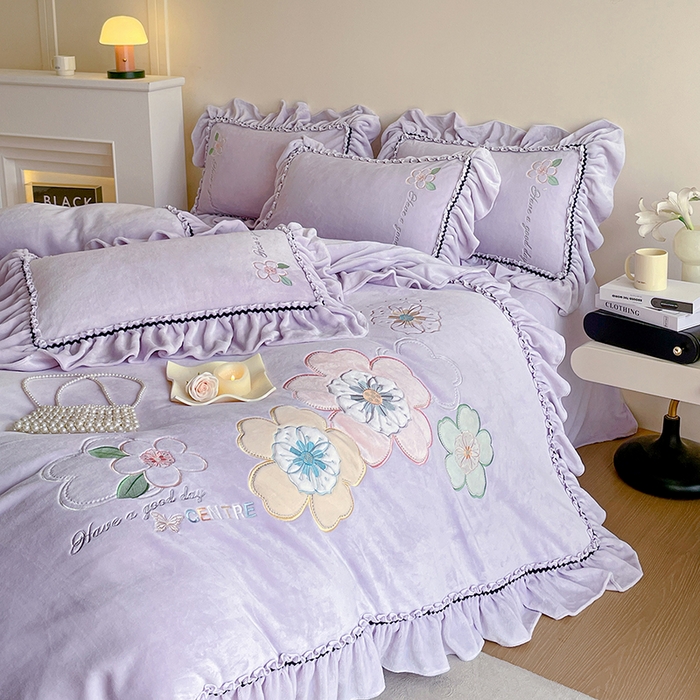 91家纺网 家纺一手货源 找家纺 畅畅家纺 2025新款轻奢高档冬季工艺款牛奶绒毛巾绣床单床笠四件套 花韵-浅紫