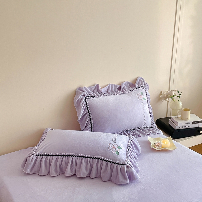 91家纺网 家纺一手货源 找家纺 畅畅家纺 2025新款轻奢高档冬季工艺款牛奶绒毛巾绣床单床笠四件套 花韵-浅紫