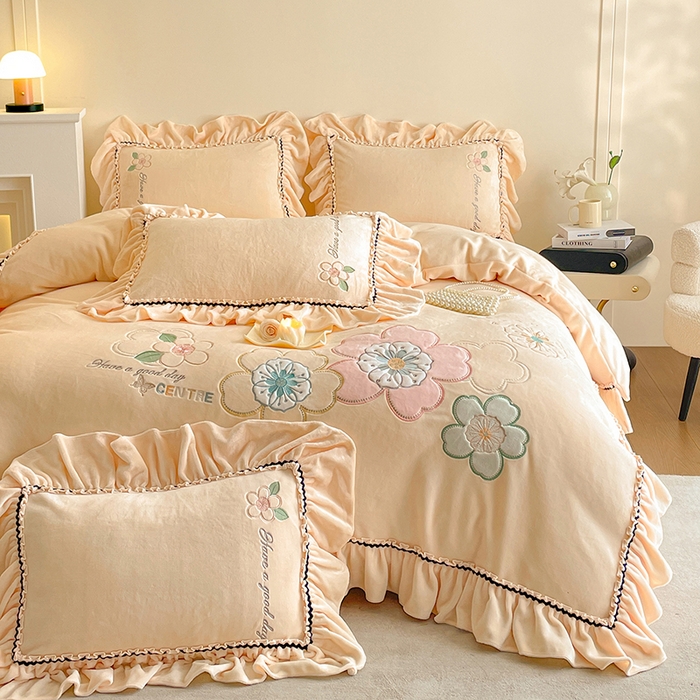 畅畅家纺 2025新款轻奢高档冬季工艺款牛奶绒毛巾绣床单床笠四件套 花韵-浅米黄