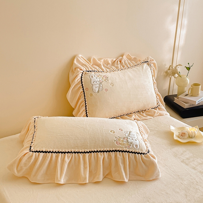 91家纺网 家纺一手货源 找家纺 畅畅家纺 2025新款轻奢高档冬季工艺款牛奶绒毛巾绣床单床笠四件套 梦境-浅米黄