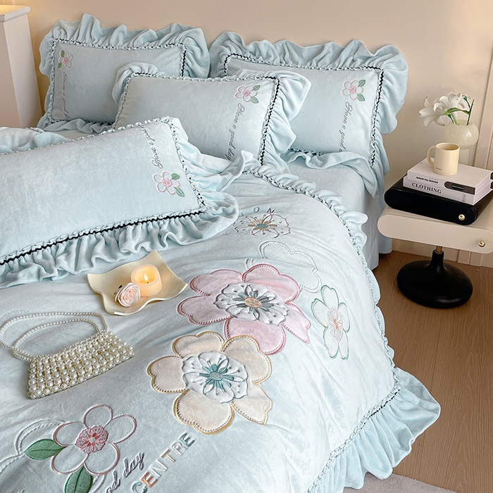 91家纺网 家纺一手货源 找家纺 畅畅家纺 2025新款轻奢高档冬季工艺款牛奶绒毛巾绣床单床笠四件套 花韵-浅蓝
