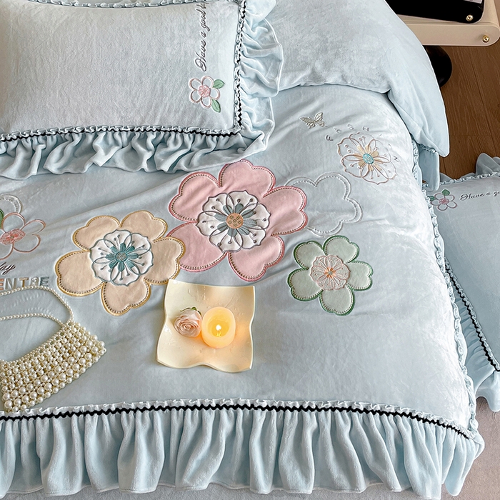 91家纺网 家纺一手货源 找家纺 畅畅家纺 2025新款轻奢高档冬季工艺款牛奶绒毛巾绣床单床笠四件套 花韵-浅蓝