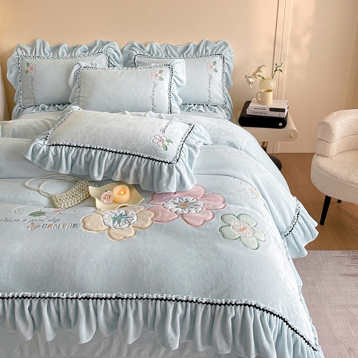 91家纺网 家纺一手货源 找家纺 （总）畅畅家纺 2025新款轻奢高档冬季工艺款牛奶绒毛巾绣床单床笠四件套