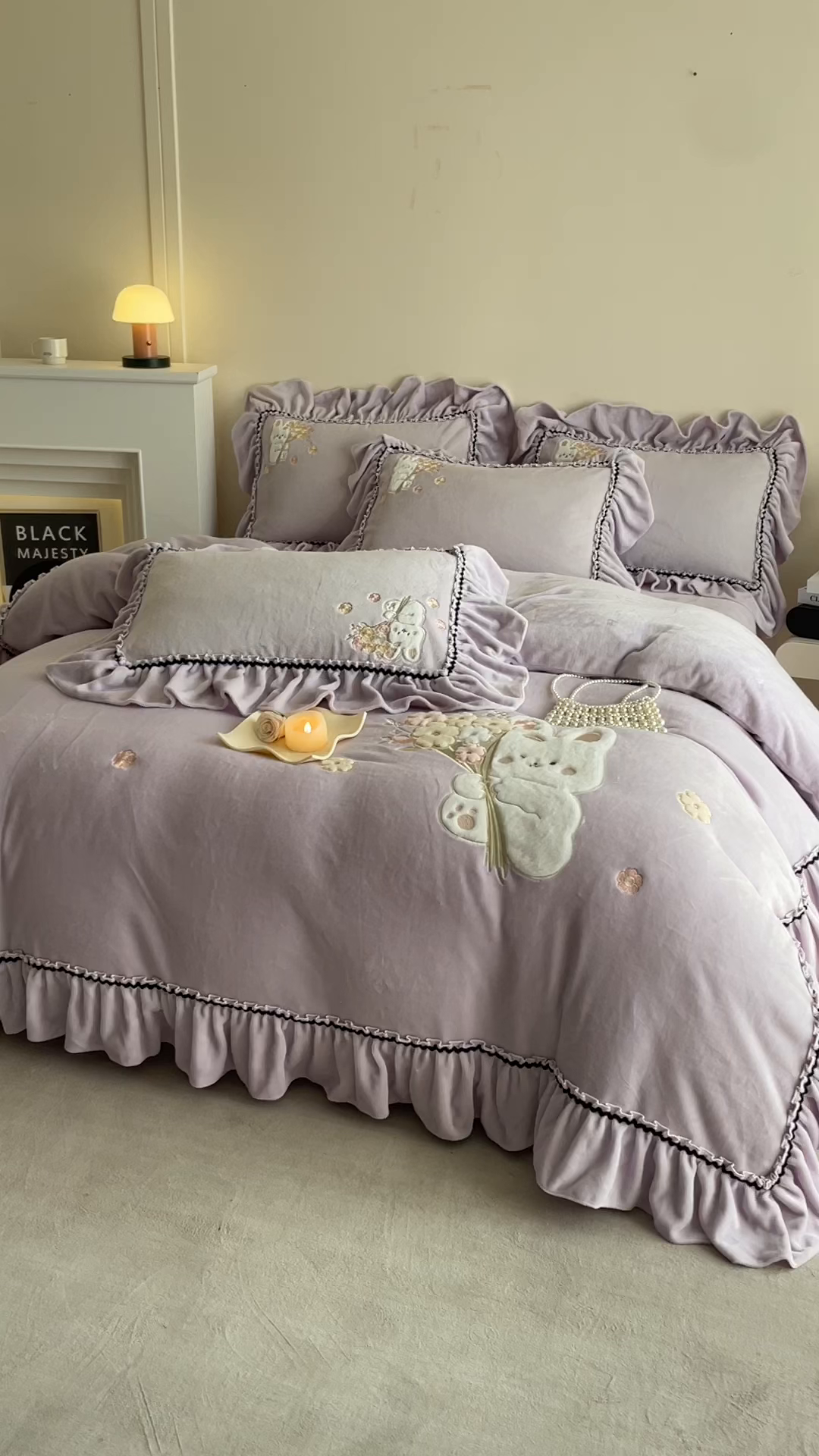 91家纺网 家纺一手货源 找家纺 畅畅家纺 2025新款轻奢高档冬季工艺款牛奶绒毛巾绣床单床笠四件套 梦境-浅紫